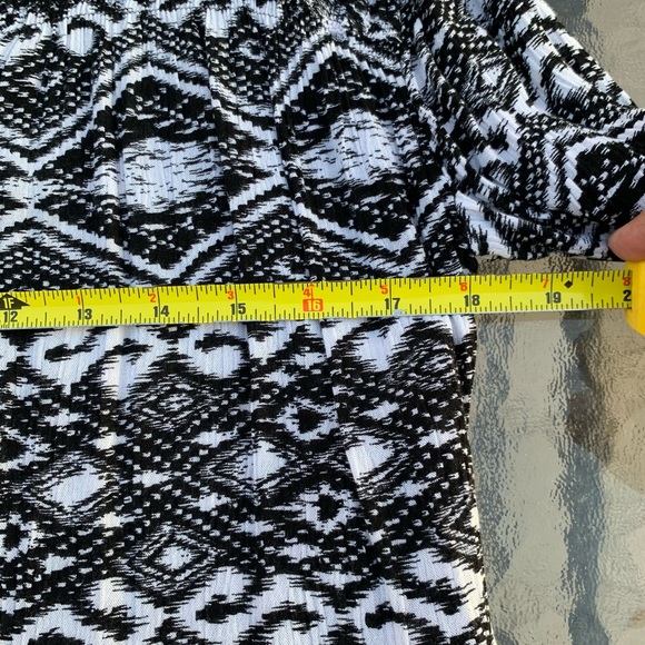 Bit & Bridle Black and White Patterned blouse size M - Picture 6 of 6